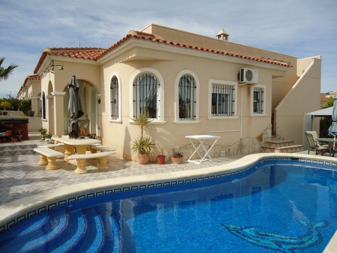 Villa for sale in Algorfa Urb. Lo Crispin €165,000 (CM3191)